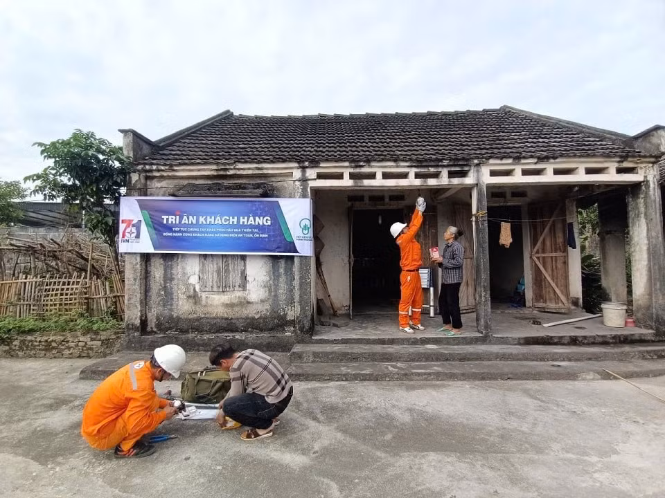 Hàng trăm hộ gia đình khó khăn được Công ty Điện lực Thái Nguyên kiểm tra, sửa chữa, lắp đặt hệ thống điện sinh hoạt miễn phí5