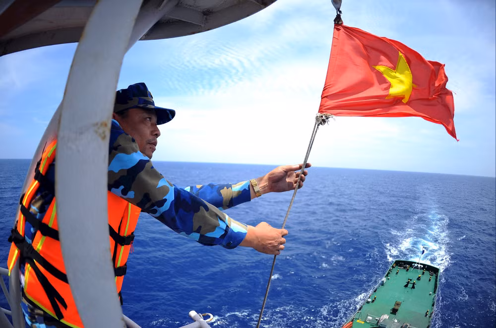Cờ thắm giữa Biển Đông