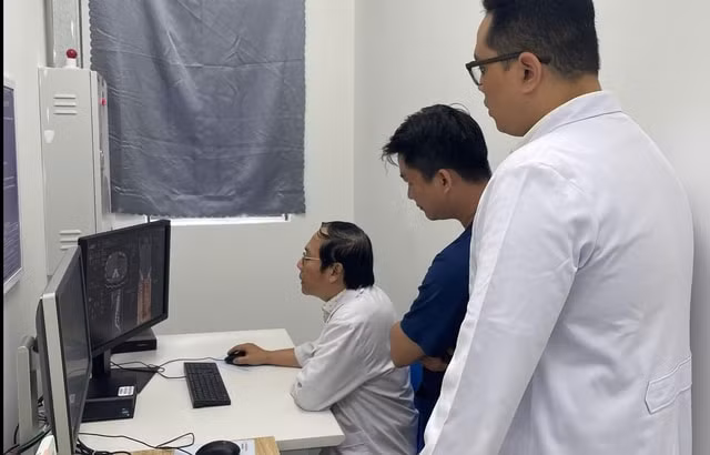 BV Bình Dân cử chuyên gia giỏi ra Côn Đảo cứu nam sinh 17 tuổi chấn thương nặng- Ảnh 2.