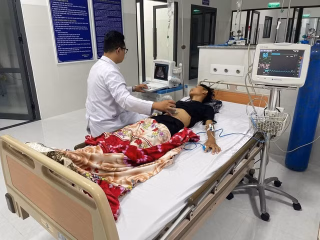 BV Bình Dân cử chuyên gia giỏi ra Côn Đảo cứu nam sinh 17 tuổi chấn thương nặng- Ảnh 1.