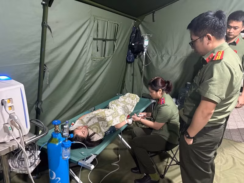 Bệnh nhân bị ngất, hạ canxi được sơ cứu tại lều y tế. Ảnh: Trần Hằng