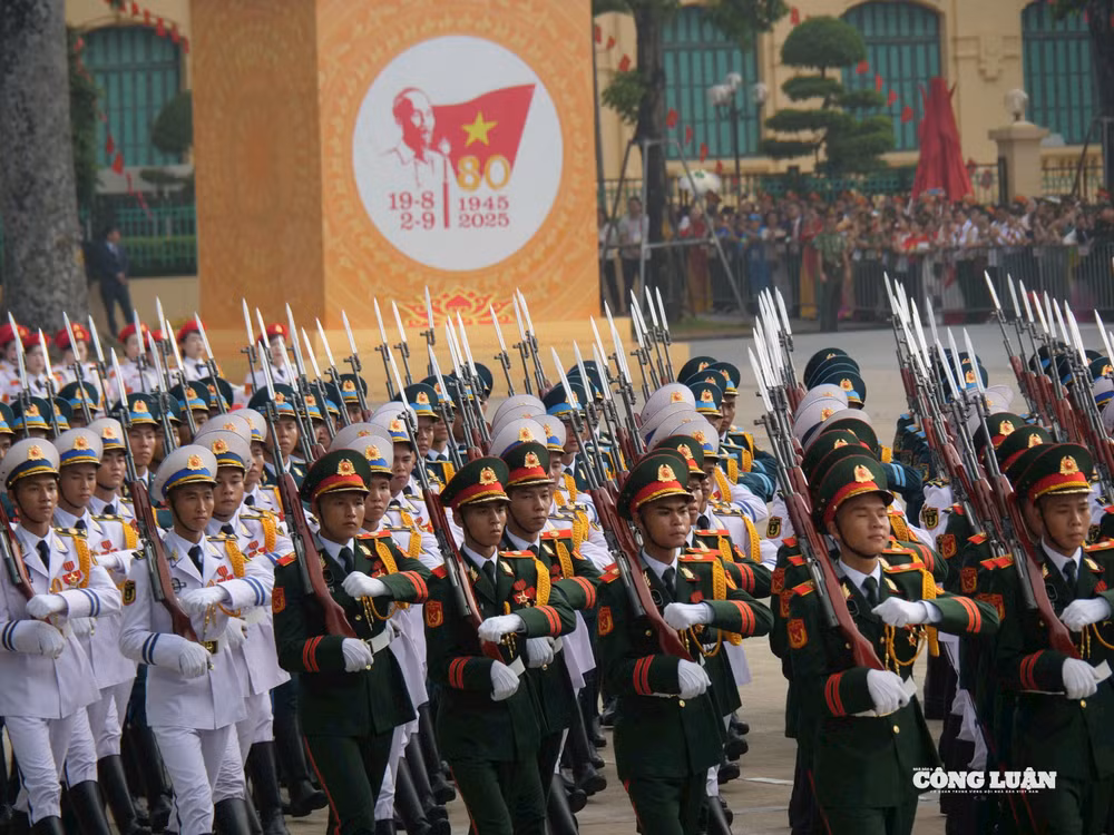 Đội hình diễu binh, diễu hành chỉnh tề, uy nghiêm, khẳng định sức mạnh đoàn kết và khí phách Việt Nam.