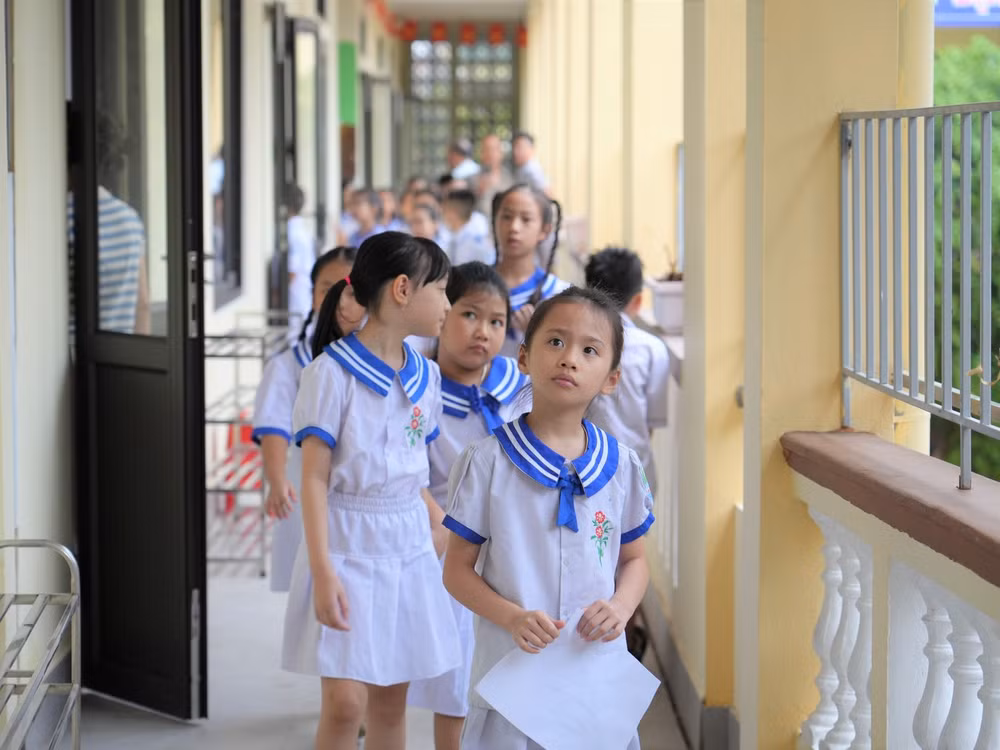 Cúm mùa là bệnh truyền nhiễm cấp tính do virus cúm gây ra, lây chủ yếu qua đường hô hấp thông qua các giọt bắn nhỏ khi người bệnh ho, hắt hơi hoặc nói chuyện.