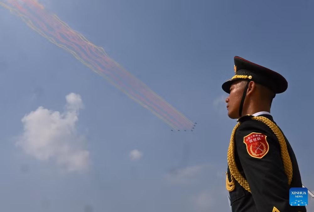 Một đội hình không quân tham dự lễ duyệt binh. Ảnh: Tân Hoa Xã