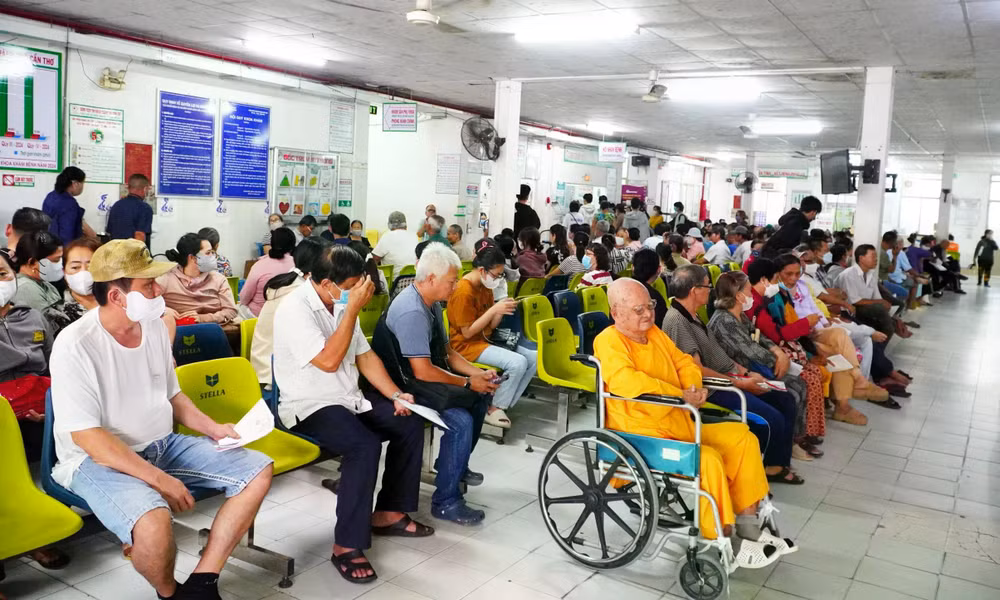 Bệnh nhân chờ khám tại bệnh viện ở Cần Thơ.