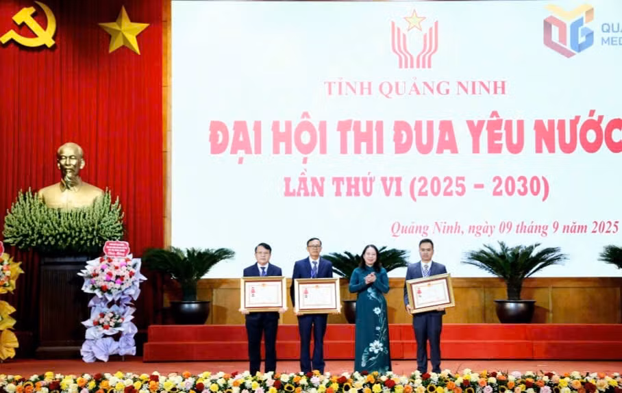 Phó Chủ tịch nước Võ Thị Ánh Xuân trao quà của Hội đồng bảo trợ, Quỹ bảo trợ trẻ em Việt Nam cho các trẻ em có hoàn cảnh đặc biệt khó khăn của tỉnh. Ảnh: Báo Quảng Ninh.