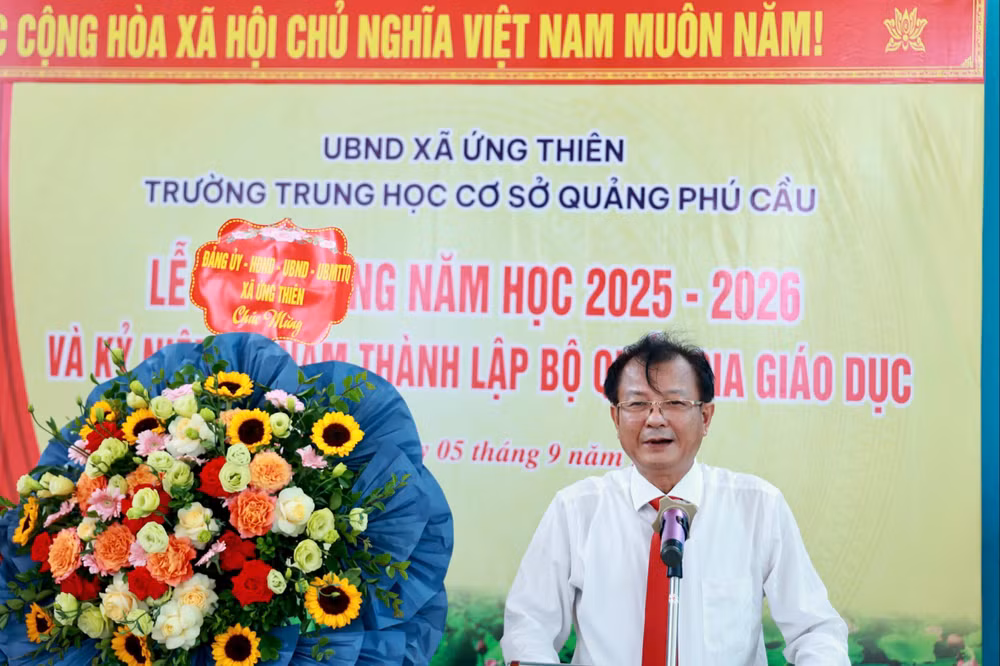 Ông Nguyễn Chí Viễn - Bí thư xã Ứng Thiên đến dự và chúc mừng trường THCS Quảng Phú Cầu
