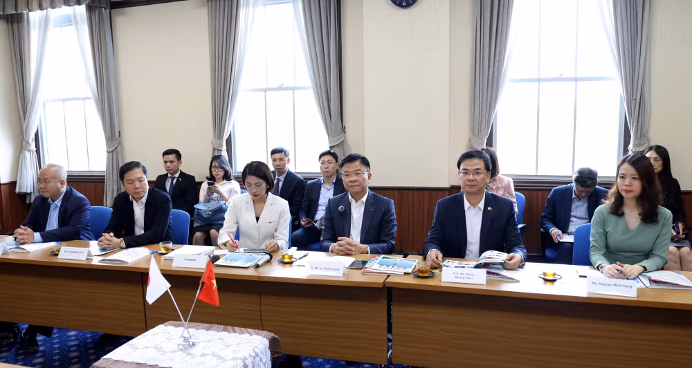 Phó Thủ tướng Lê Thành Long mời Thống đốc Osaka dự Diễn đàn hợp tác địa phương Việt - Nhật- Ảnh 3.