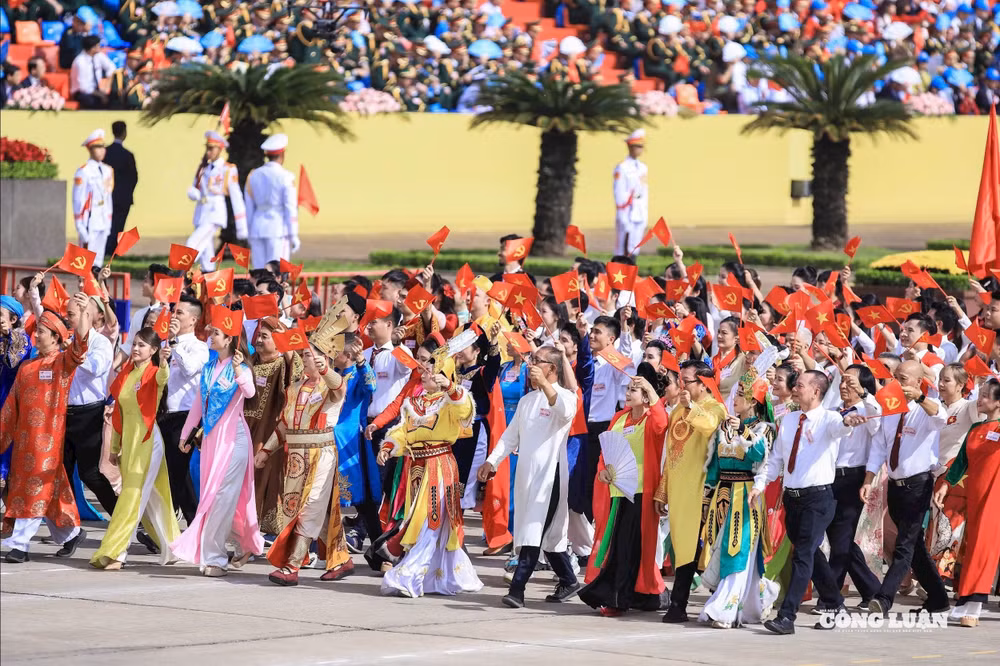 "Khi khối văn hoá, thể thao tiến qua lễ đài, trong đội ngũ chỉnh tề là những gương mặt quen thuộc – các văn nghệ sĩ, vận động viên tài năng – tôi cảm nhận rõ sự giao thoa giữa quá khứ hào hùng và hiện tại tươi mới", PGS.TS Bùi Hoài Sơn chia sẻ.