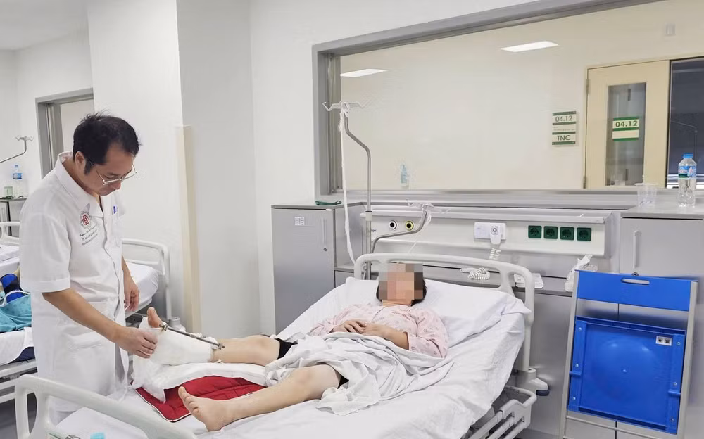 Nối thành công bàn chân bị máy cắt cỏ chém đứt lìa. Ảnh: BVCC