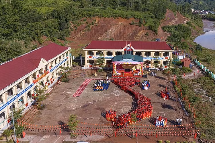 Học sinh xếp hình bản đồ Việt Nam, ăn phở “0 đồng” đón khai giảng
