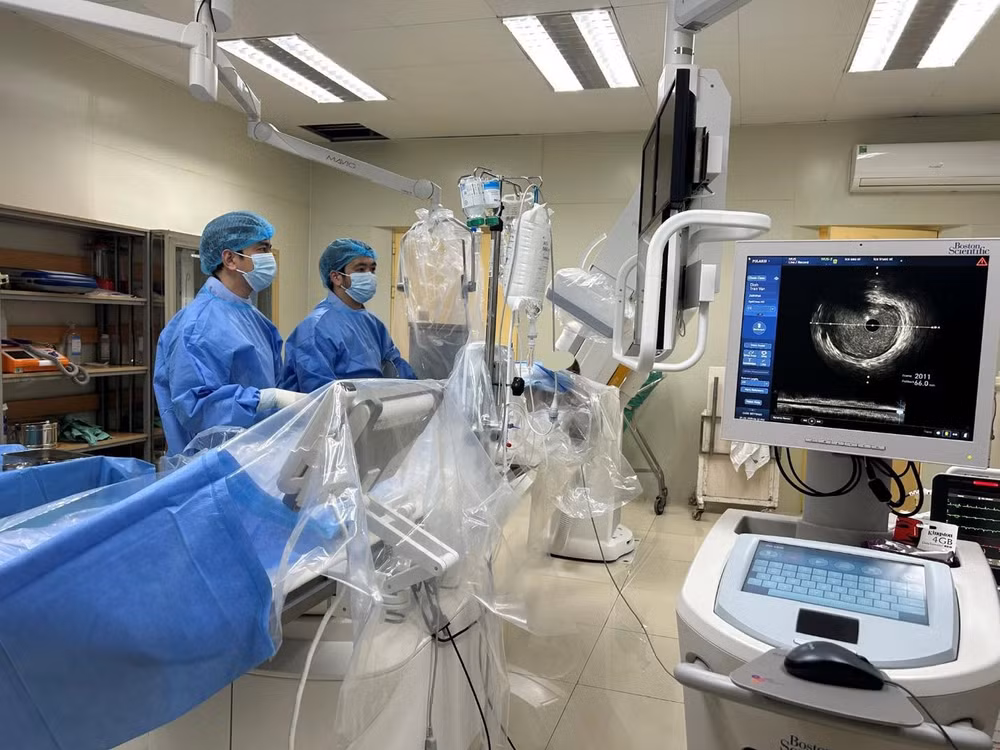 Nhân viên y tế thay phiên ép tim giành giật sự sống cho bệnh nhân trẻ đột ngột ngừng tuần hoàn- Ảnh 1.