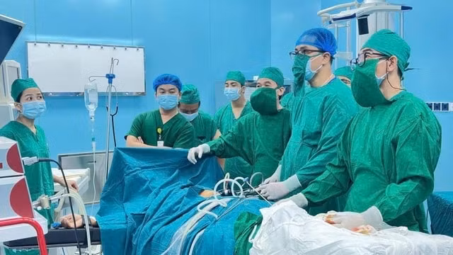 Ca phẫu thuật nội soi cấp cứu đầu tiên tại Đặc khu Côn Đảo- Ảnh 2.
