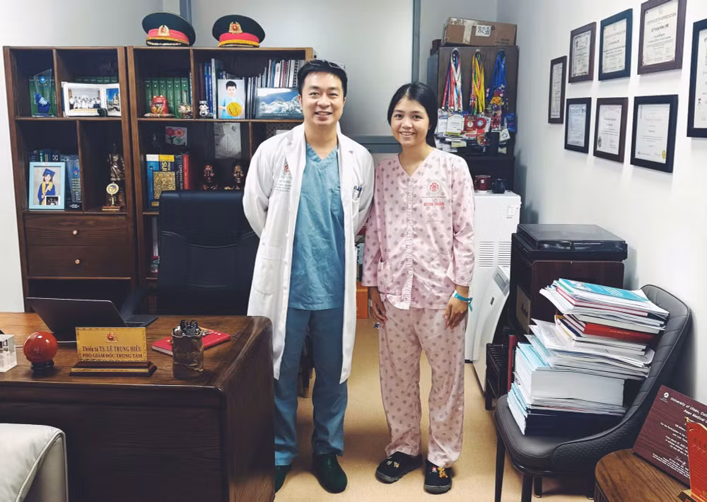 'Phép màu' từ đôi tay bác sĩ cứu sống 2 bệnh nhân có khối u khổng lồ- Ảnh 2.