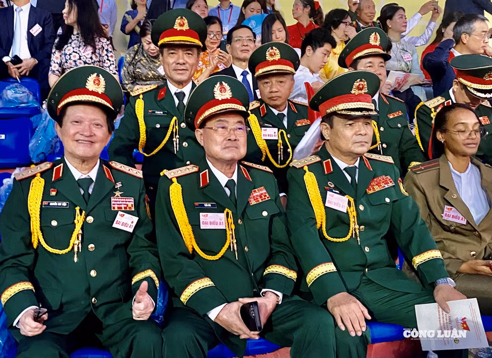 Thượng tướng, Viện sĩ, Anh hùng Lực lượng vũ trang nhân dân Nguyễn Huy Hiệu (hàng đầu, ngoài cùng bên trái) trên khán đài, dự Lễ kỷ niệm 80 năm Cách mạng Tháng Tám thành công và Quốc khánh, sáng 2/9/2025, tại Quảng trường Ba Đình lịch sử.