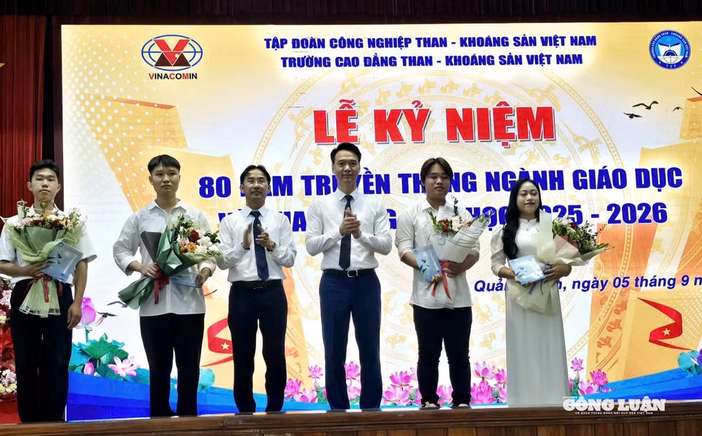 Học sinh đạt thành tích xuất sắc trong năm học 2024 -2025 được Nhà trường khen thưởng.