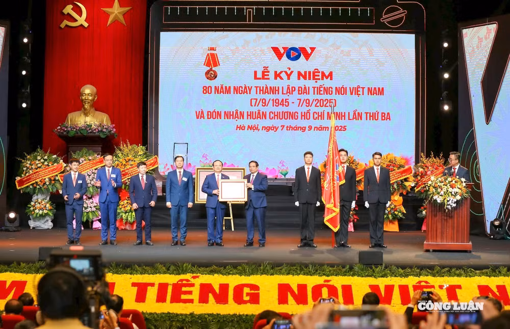 Thủ tướng Chính phủ Phạm Minh Chính trao tặng Huân chương Hồ Chí Minh cho Đài Tiếng nói Việt Nam.