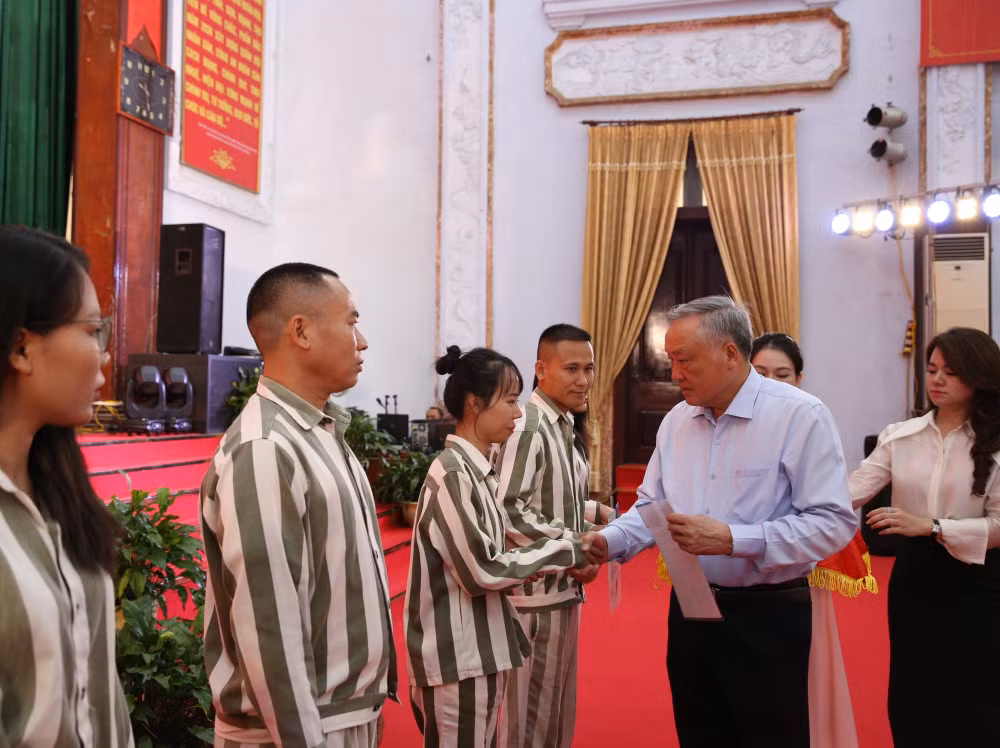 Phó Thủ tướng Thường trực Chính phủ Nguyễn Hòa Bình dự Lễ công bố Quyết định đặc xá tại Trại giam Phú Sơn 4- Ảnh 4.
