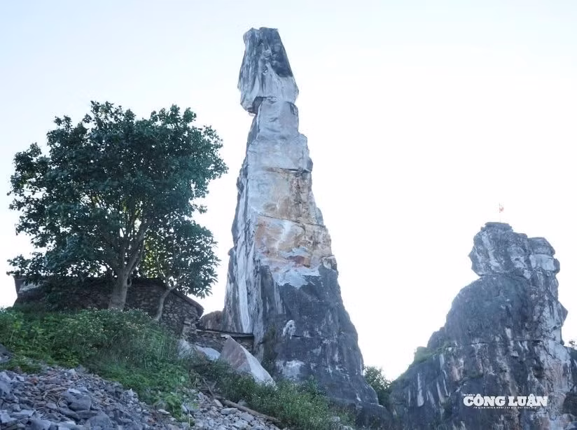 Hòn Vọng Phu tựa như hình dáng một người phụ nữ bế con, mặt ngoảnh ra biển