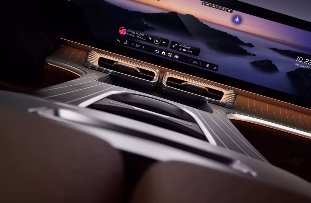 Cửa gió điều hòa nằm ở giữa cụm màn hình và các đế sạc không dây - Ảnh: Mercedes-Benz