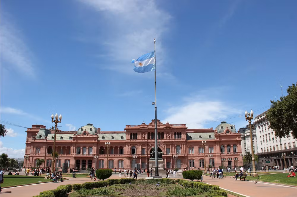casa_rosada_exterior_from_plaza_de_mayo.jpg