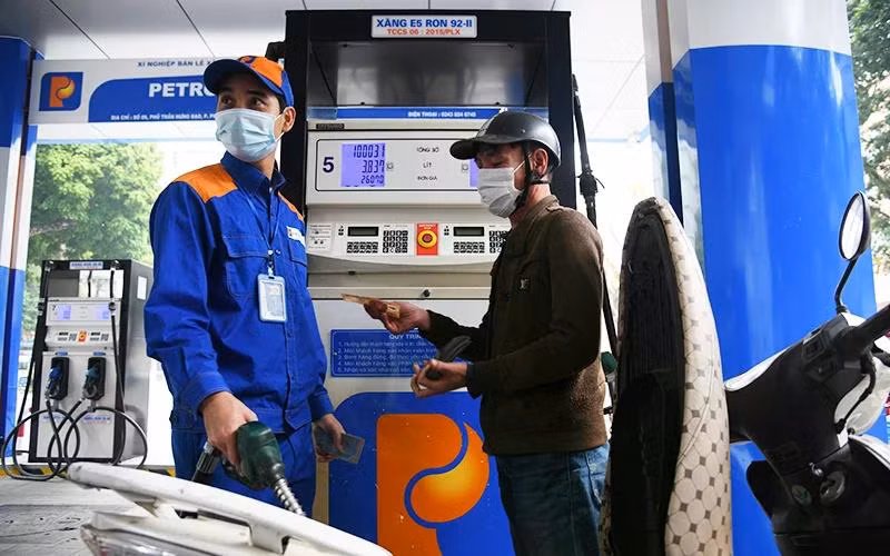 Giá xăng dầu hôm nay 29/9: Giá xăng giảm dầu tăng