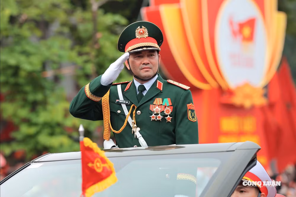 Thượng tướng Nguyễn Hồng Thái, Thứ trưởng Bộ Quốc phòng chỉ huy dẫn đầu các khối đại diện cho Quân đội nhân dân Việt Nam anh hùng và Dân quân tự vệ.