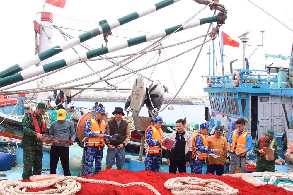 Đoàn Đặc nhiệm PCTP ma túy số 1 phối hợp với các lực lượng tuyên truyền Luật CSB, Luật PCMT cho ngư dân huyện đảo Bạch Long Vỹ