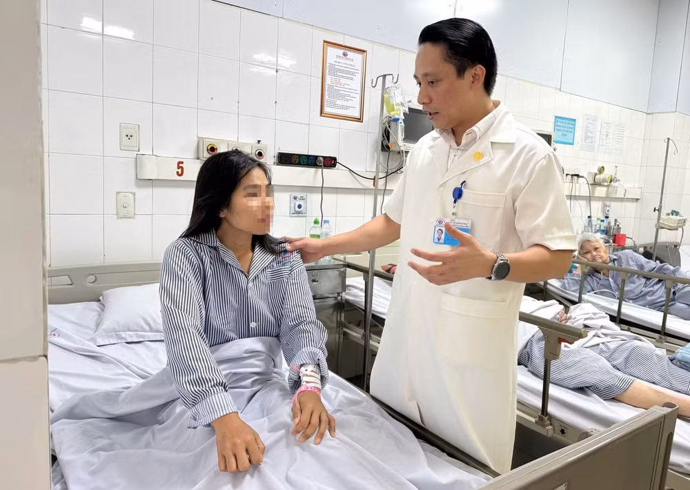 Bác sĩ CKII Ngô Quang Chức, Trưởng khoa Chẩn đoán hình ảnh thăm khám, tư vấn sau can thiệp cho người bệnh.
