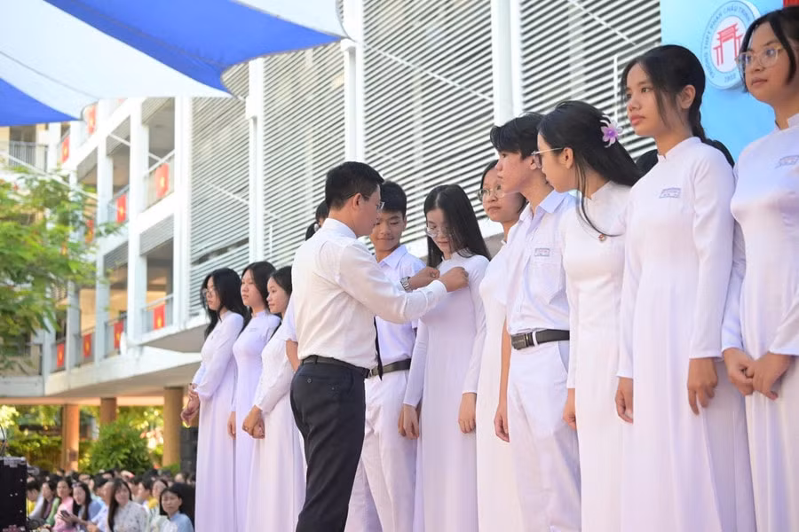 truong-thpt-phan-chau-trinh-da-nang-deo-bang-ten-tuong-trung-cho-hs-lop-10.jpg