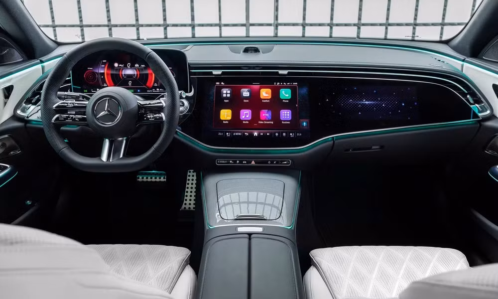 Khoang lái với cụm 3 bản hình trên phiên bản E 300 AMG - Ảnh: Mercedes-Benz