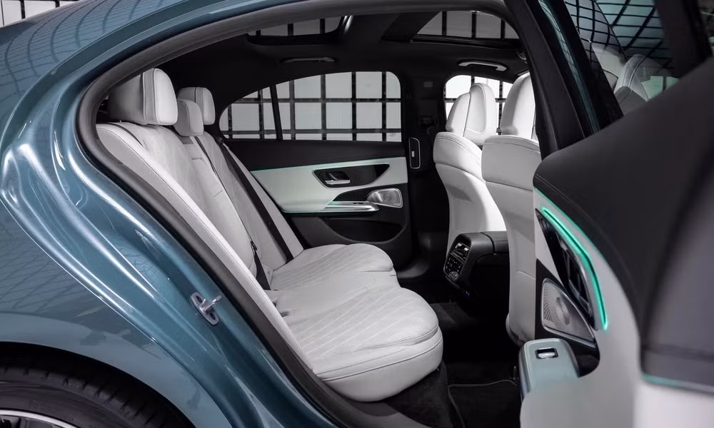Hàng ghế phía sau của phiên bản E 300 AMG - Ảnh: Mercedes-Benz