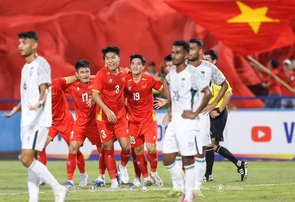 U23 Việt Nam ăn mừng sau khi ghi bàn thắng vào lưới đội khách. Ảnh: VFF