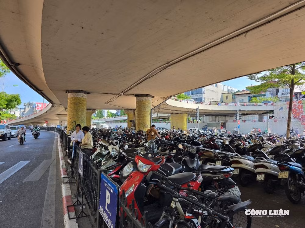 Tại khu vực gầm cầu Chương Dương hiện vẫn tồn tại hai bãi trông giữ phương tiện, gồm cả ô tô và xe máy.