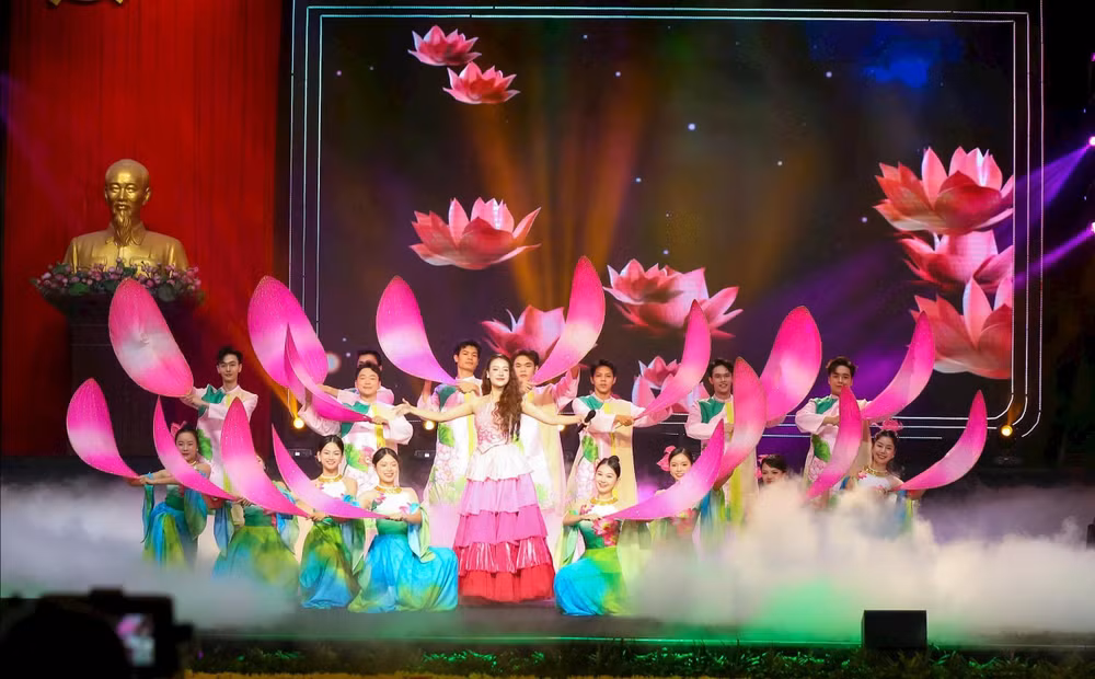 Các tiết mục văn nghệ được dàn dựng công phu, đầy màu sắc tại chương trình