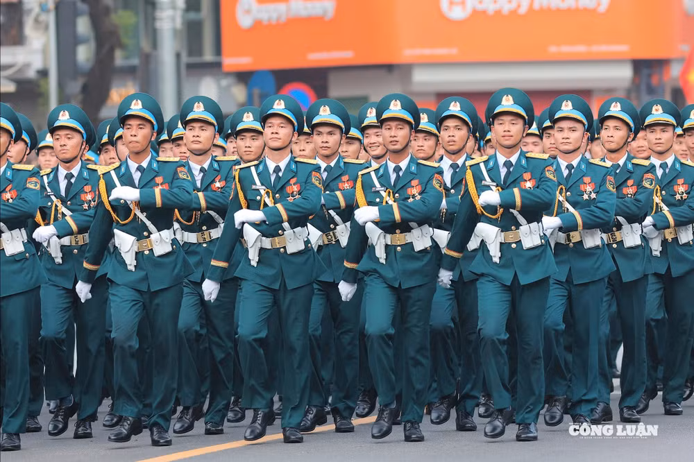 Những bước chân man, dứt khoát, lan tỏa hào khí non sông trong ngày hội lớn của dân tộc.
