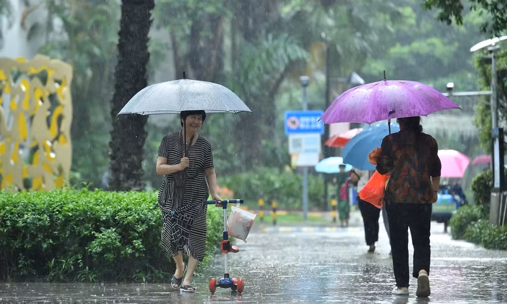 Người đi bộ đi dưới mưa ở Quảng Châu, tỉnh Quảng Đông, Nam Trung Quốc vào ngày 23 tháng 5 năm 2025. Ảnh: VCG