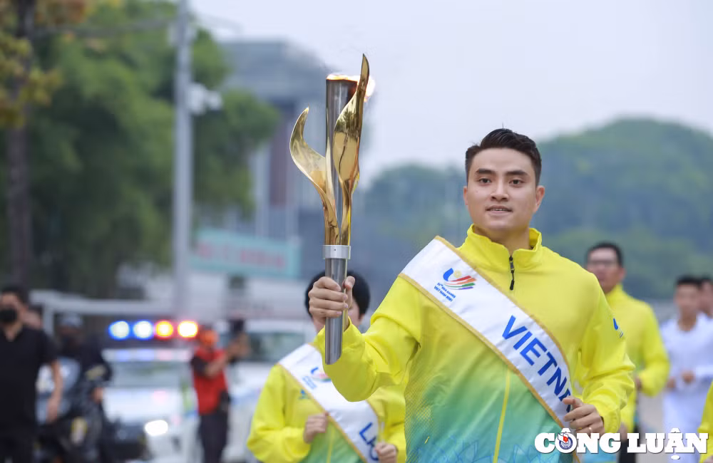 trang trong nghi le xin lua thap sang va ruoc duoc sea games 31 hinh 11