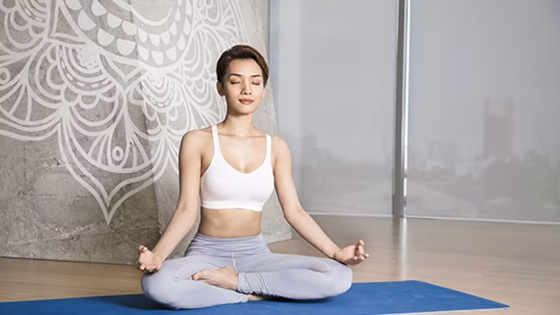 nhung bai tap yoga giam mo bung truoc khi di ngu don gian hieu qua hinh 1