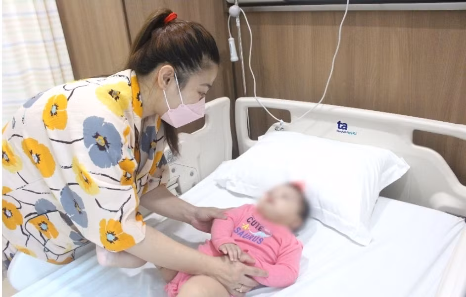 be gai 6 thang tuoi tieu ra mau do nhiem khuan duong tiet nieu hinh 2