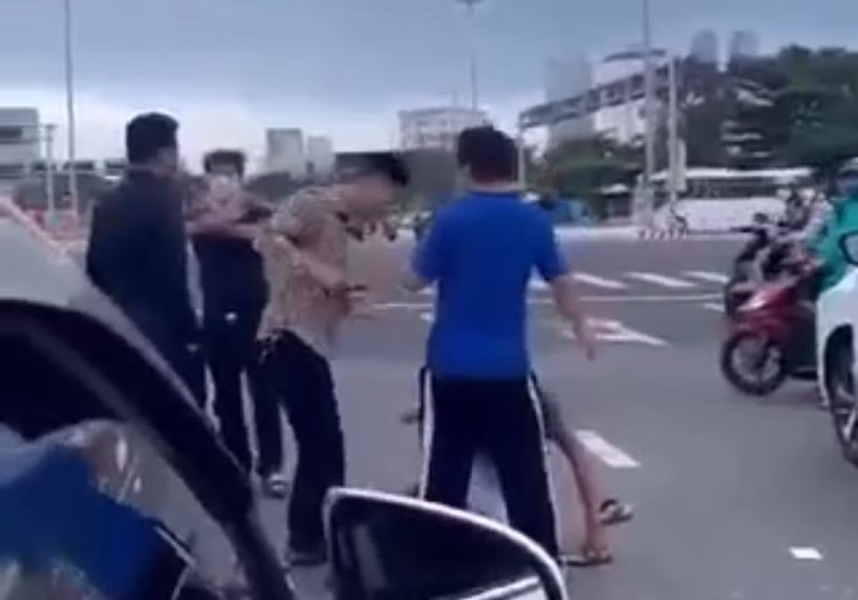 da nang bi nhom con do hanh hung da man sau va cham giao thong hinh 1
