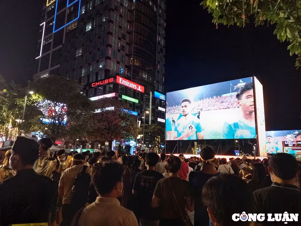 hang tram nguoi co mat tai pho di bo nguyen hue san sang co vu doi tuyen u23 viet nam tai sea games 31 hinh 11