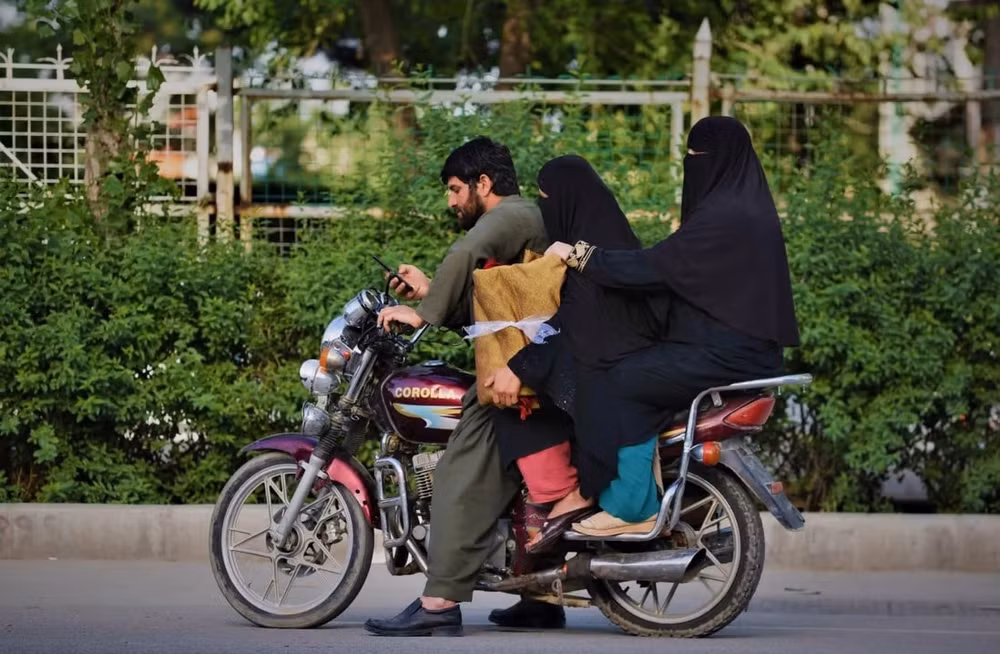 taliban tuyen bo phu nu afghanistan phai che kin tu dau den chan o noi cong cong hinh 1