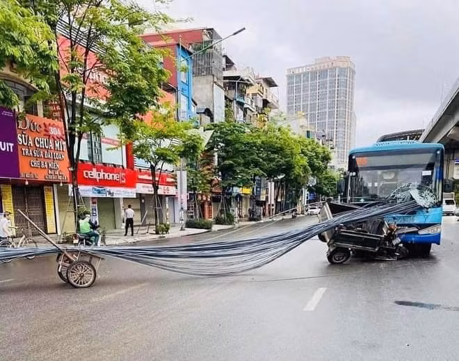 ha noi kinh chan gio cua xe buyt bi bo sat dam thung hinh 1