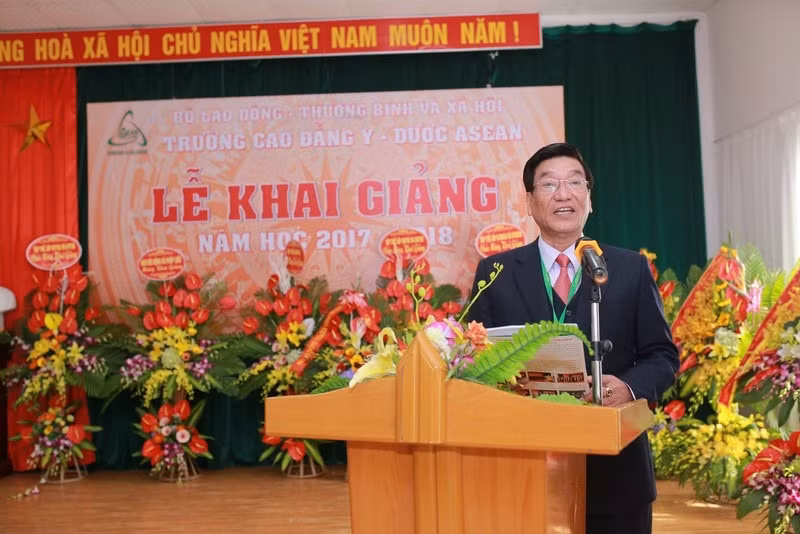 khoi to bat giam hieu truong truong cao dang y duoc asean hinh 1