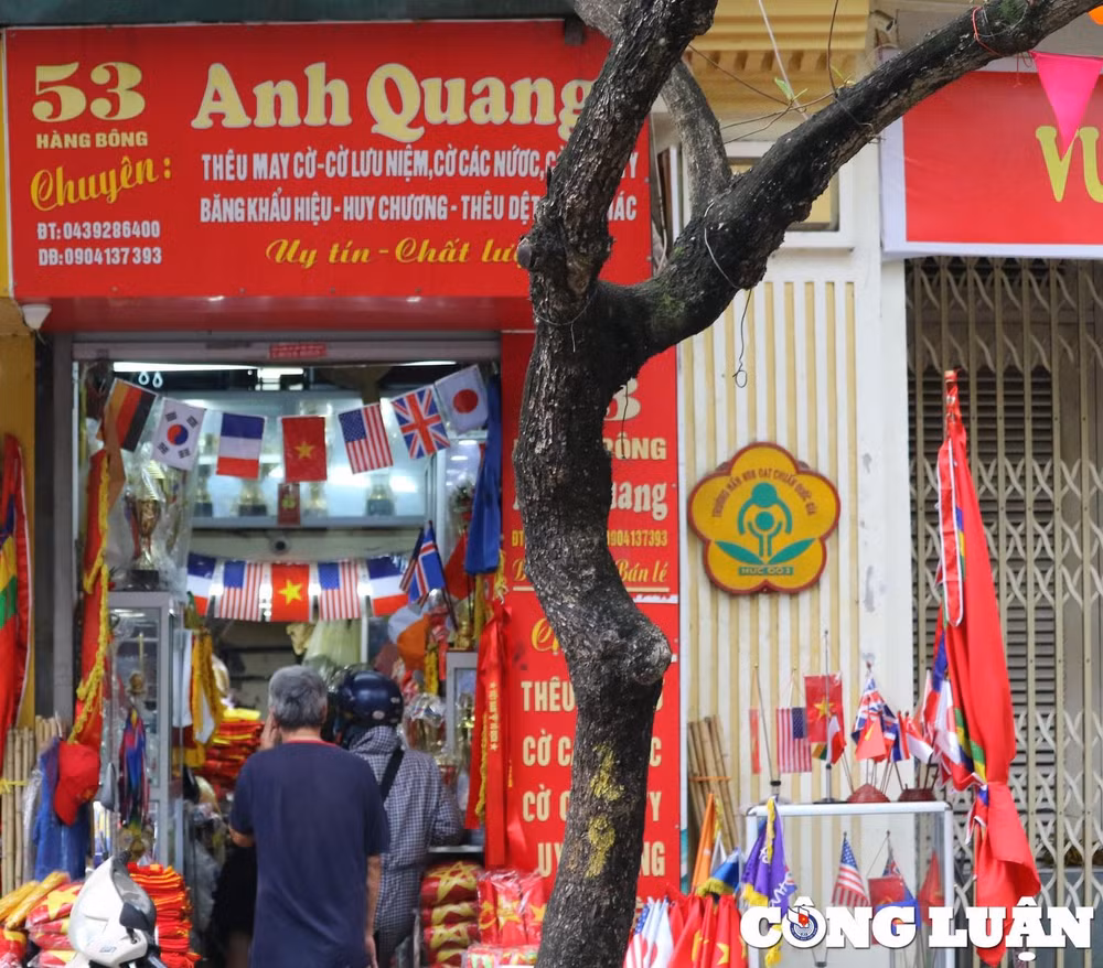 nhieu san pham luu niem sea games 31 duoc bay ban tren pho ha noi hinh 1