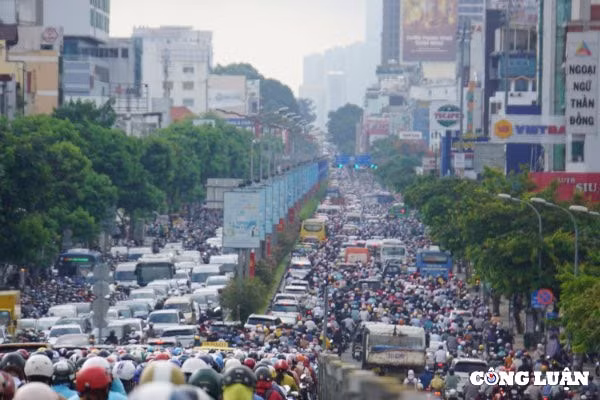 sau le 30 4 1 5 ngay dau di lam nguoi dan da phai lao vao con tac duong hinh 17
