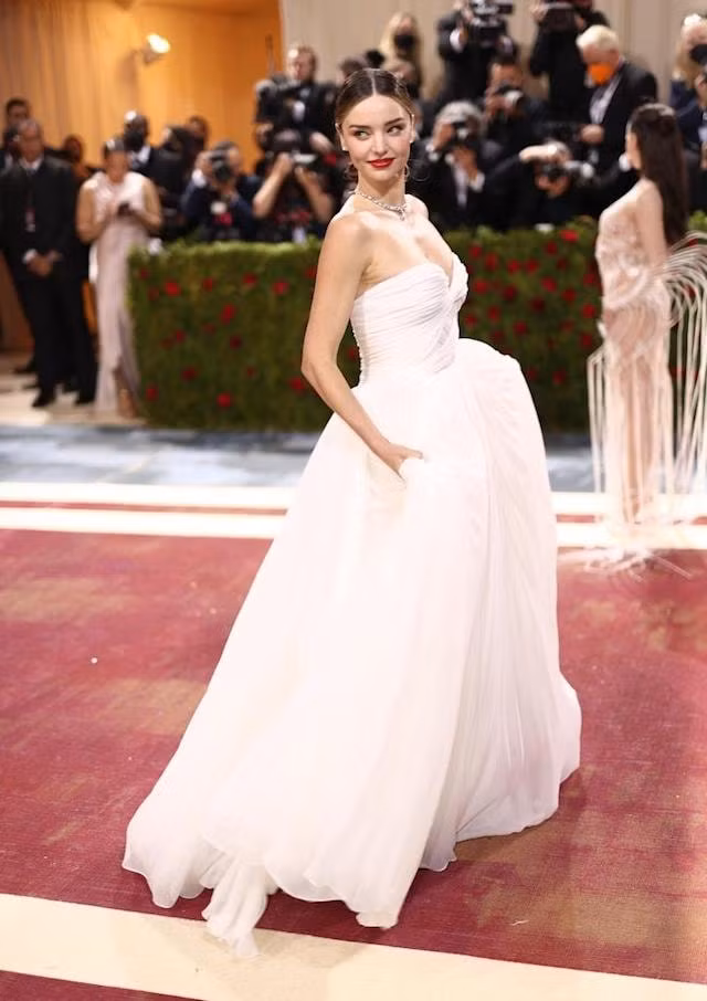 miranda kerr goi cam ben chong ty phu o met gala 2022 hinh 3