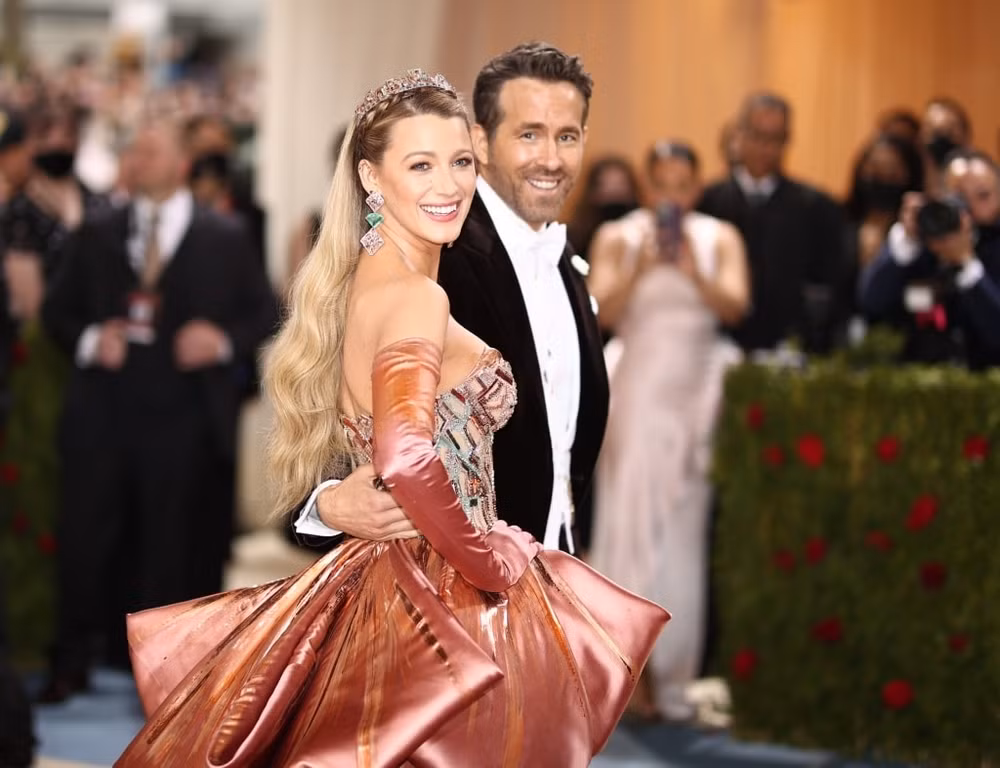 blake lively bien hinh tai met gala trong bo vay versace phong cach art deco hinh 1