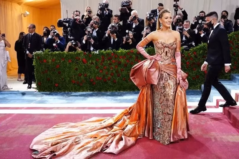blake lively bien hinh tai met gala trong bo vay versace phong cach art deco hinh 4